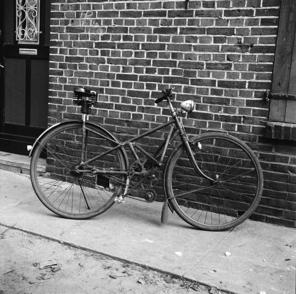Uitvinder die een opvouwbare fiets bouwde, Bestanddeelnr 900-6255