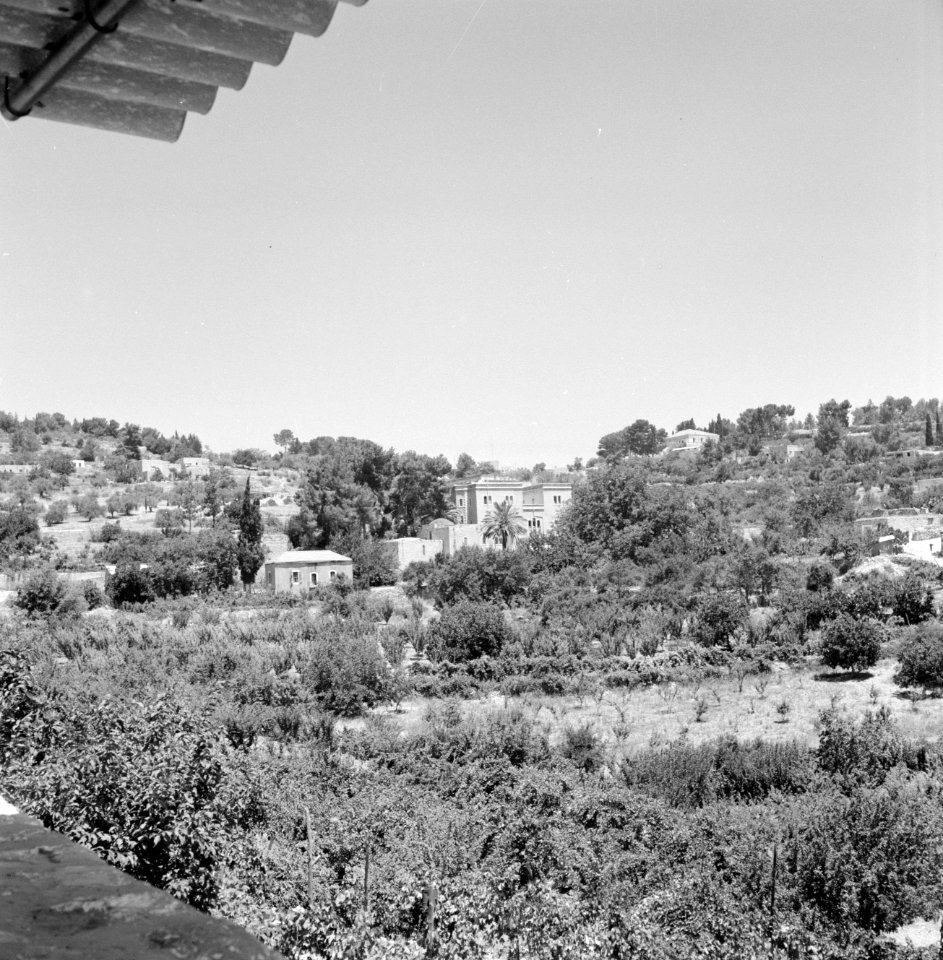 Uitzicht op de stad Abu Ghosh vanuit een huis, Bestanddeelnr 255-2228