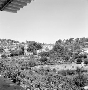 Uitzicht op de stad Abu Ghosh vanuit een huis, Bestanddeelnr 255-2228 photo