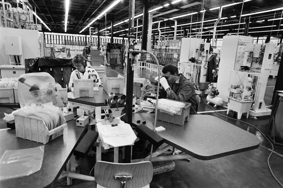 Van Doornes Transmissie in Tilburg werknemers aan het werk in de fabriek, Bestanddeelnr 933-1658