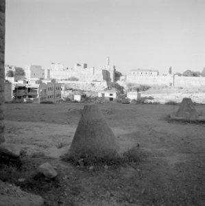 Uitzicht op de oude stadsmuren, de Toren van David en de wijk die ervoor ligt, Bestanddeelnr 255-2294