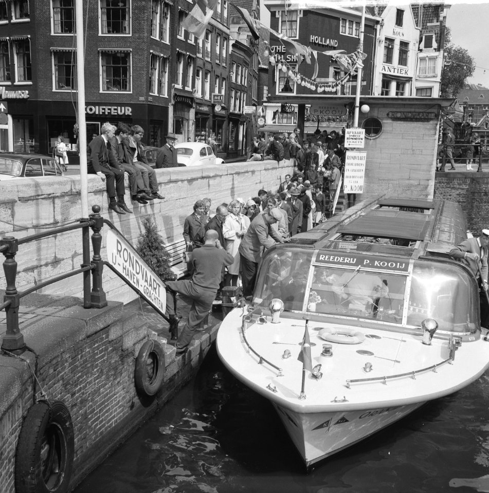 Van de vakantieverblijven naar de stad (door de verregende zomer). Drukte bij de, Bestanddeelnr 918-0196