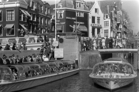 Veel touristen in Amsterdam grote drukte bij rondvaartboten, Bestanddeelnr 923-4885