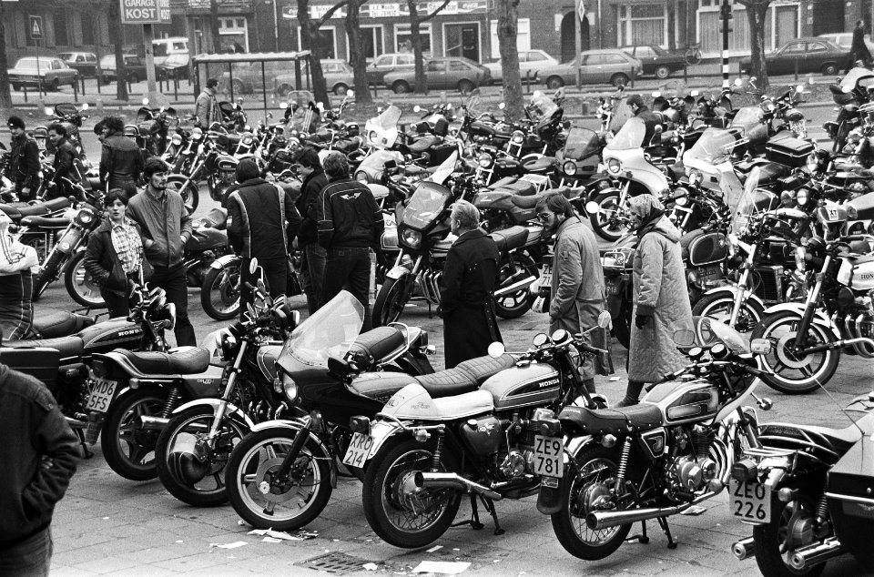 Veel motoren voor de RAI in Amsterdam tijdens Tweede Wieler Rai 82, Bestanddeelnr 932-0076