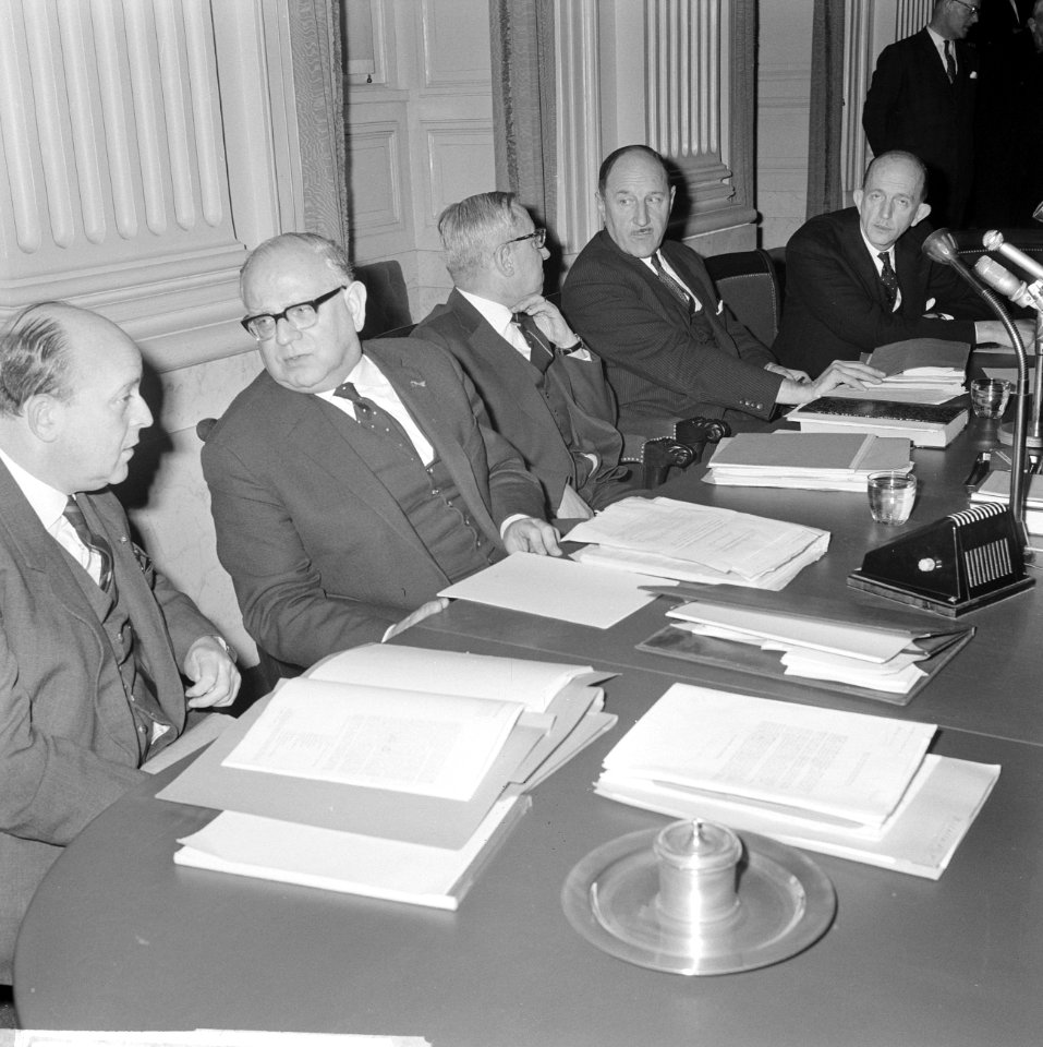Verdrag met Bonn in Tweede Kamer . Gesprek leden KVP-fractie v.l.n.r. De Quay en, Bestanddeelnr 914-8352