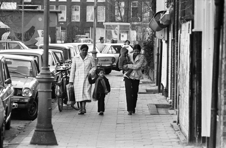 Veel huizen in oude wijken van A'dam zijn aan afbraak renovatie toe, mensen uit , Bestanddeelnr 931-1705