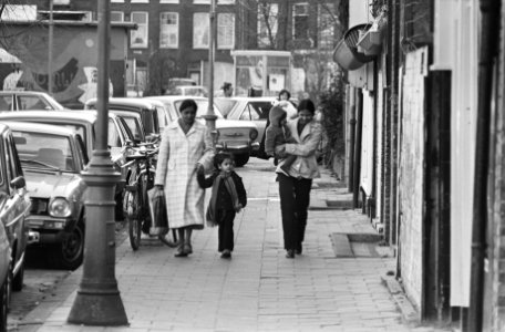 Veel huizen in oude wijken van A'dam zijn aan afbraak renovatie toe, mensen uit , Bestanddeelnr 931-1705