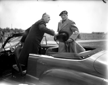 Veldmaarschalk Montgomery op vliegveld, Bestanddeelnr 903-3643
