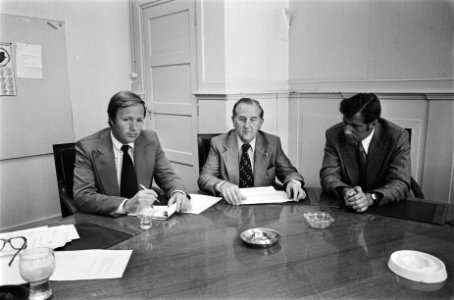 Van Veen (VNO) (midden) in gesprek met Terlouw (l) (D66 in verband met formatie, Bestanddeelnr 929-2644