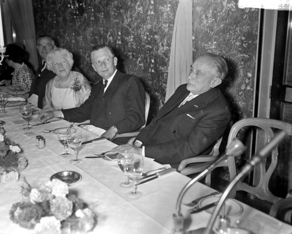 Vaz Dias 80 jaar Vaz Dias aan tafel, Bestanddeelnr 912-5185