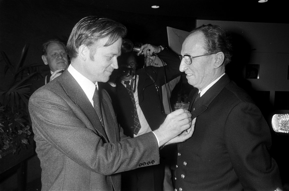 Van Hulten (l) reikt de Ruytermedaille uit aan kapitein Poot (r) voor zijn verdi, Bestanddeelnr 927-0915