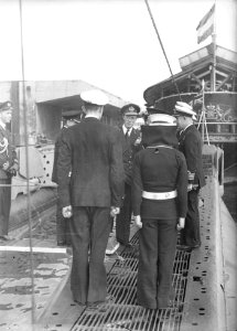 Veertig-jarig jubileum Onderzeedienst. Prins Bernhard tijdens bezoek aan Waalhav, Bestanddeelnr 902-2279