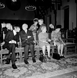 Van links naar rechts minister Van Agt, voorzitter van de Tweede Kamer Vondeling, Bestanddeelnr 926-8815 photo