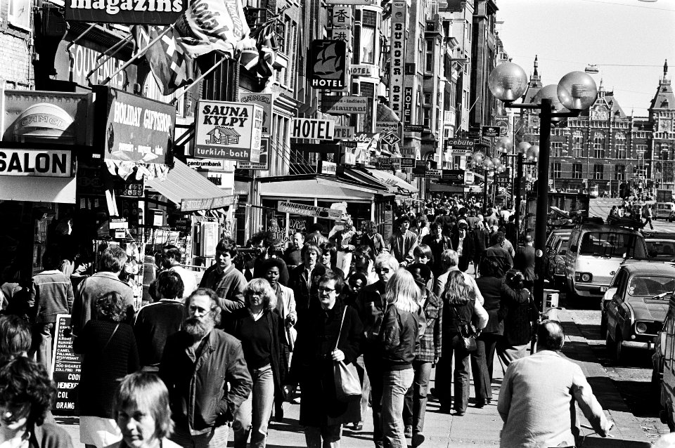 Veel toeristen in Amsterdam om er de paasdagen door te brengen, overvol Damrak 17 april 1981, Bestanddeelnr 931-4374