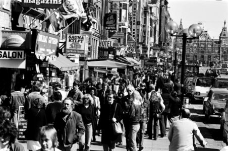 Veel toeristen in Amsterdam om er de paasdagen door te brengen, overvol Damrak 17 april 1981, Bestanddeelnr 931-4374 photo