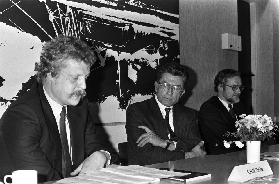 Van Dijk (r) krijgt boekje over enqueterecht van auteur mr. drs. A. A. M. Dolle, Bestanddeelnr 933-5064