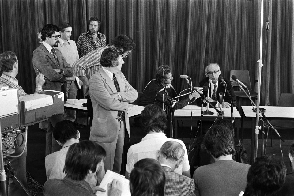 Van Leeuwen persvoorlichter Justitie in crisiscentrum Assen (kop), Bestanddeelnr 929-1983