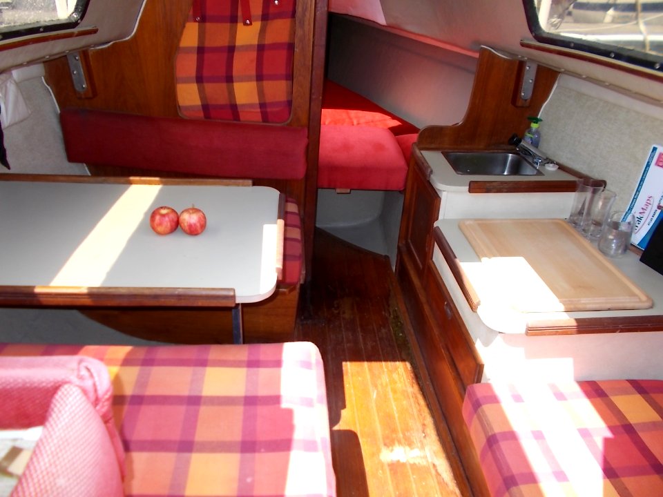 US Yachts US 22 Vesper interior 3729