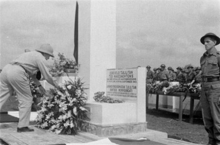 U-brigade neemt afscheid van haar doden. Luitenant-gouverneur-generaal H.J. v…, Bestanddeelnr 85B-3-1