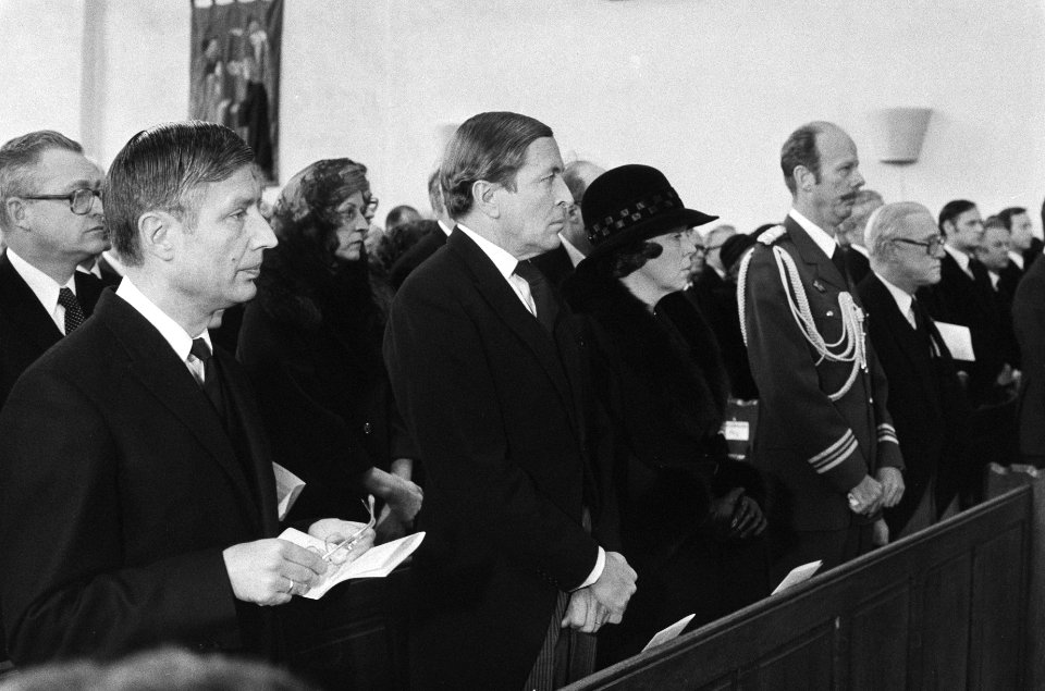 Van links naar rechts minister Scholten, premier van Agt, prins Claus, prinses , Bestanddeelnr 930-1887