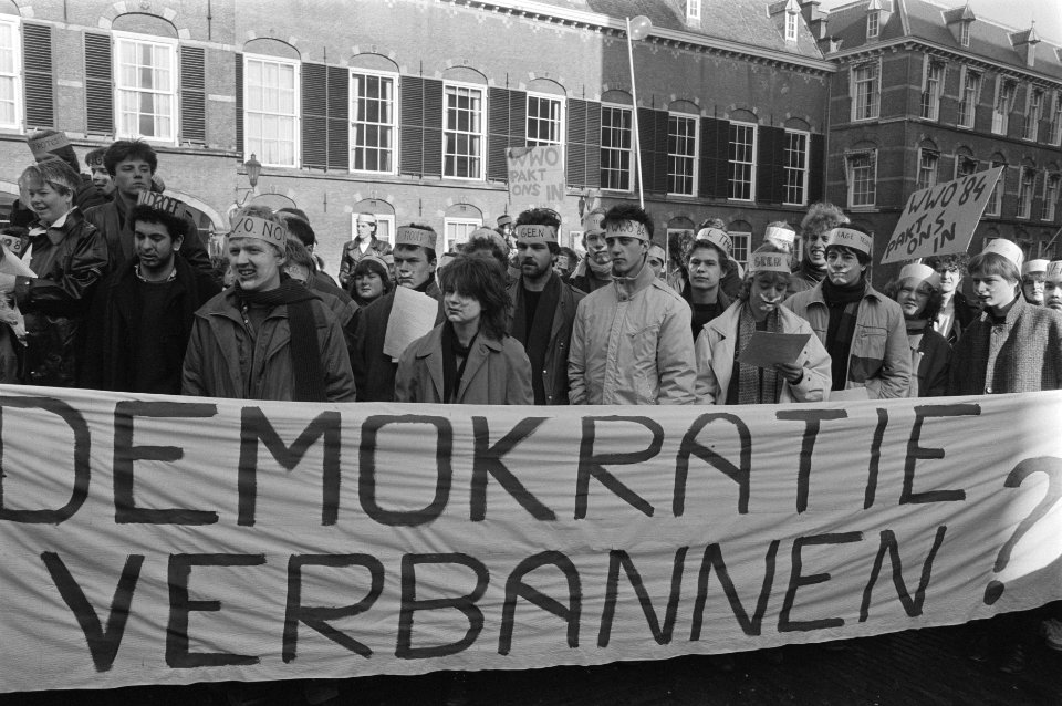 UCV met minister Deetman over de wet Wetenschappelijk Onderwijs demonstranten h, Bestanddeelnr 933-2473