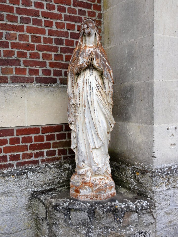 Vendeuil (Aisne) église extérieur, statue N.-D. du rosaire