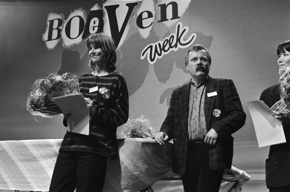 Uitreiking Kinderboekenprijzen in Scheveningen vlnr M. Velthuys (gouden pensee, Bestanddeelnr 933-7842
