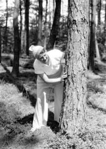 Van der Polls vrouw Nell Langlais speelt verstoppertje in een bos op de Veluwe, Bestanddeelnr 189-0497