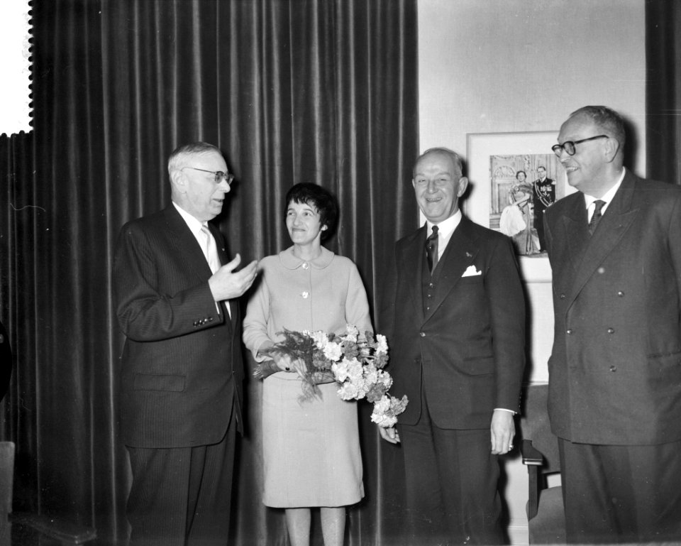 Uitreiking prijzen van de Jan Campeitstichting uitgereikt door burgemeester mr. , Bestanddeelnr 910-0102