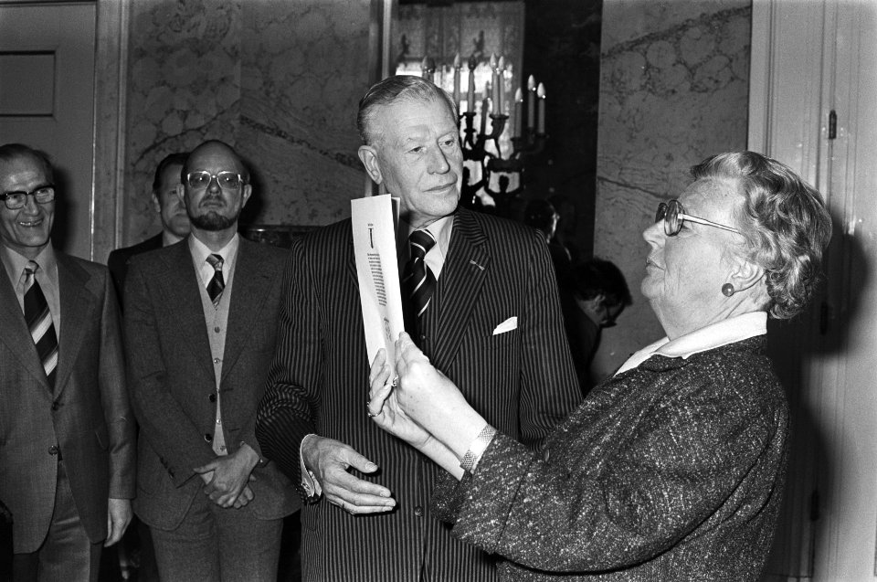 Uitreiking Delftse bijbel aan koningin Juliana door de heer Elfferich, Bestanddeelnr 929-0984