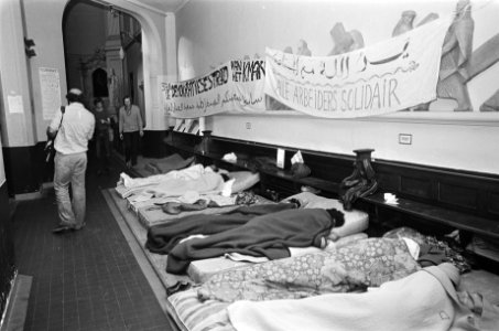 Uitbreiding hongerstaking in De Duif in Amsterdam Marokkanen in de kerk, Bestanddeelnr 929-8341