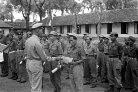 Uitreiking diplomas bij het 3e Bew. Bat. aan de Berenlaan., Bestanddeelnr 3338