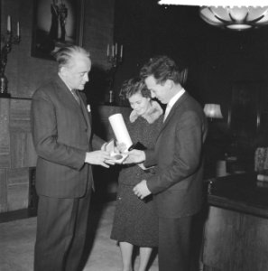 Uitreiking door mr J Klaasesz van de Carnegie-medaille aan matroos H Verburg , Bestanddeelnr 912-2061