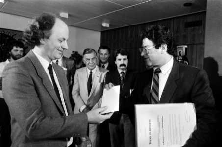 Uitreiking Kiezen en Delenprijs aan team van NOS jeugdjournaal door minister V, Bestanddeelnr 932-1694