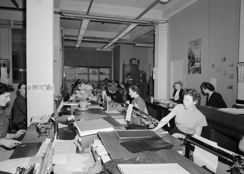 Typekamer in het hoofdkantoor van de Nederlandse Heidemaatschappij Met typistes, Bestanddeelnr 162-0824