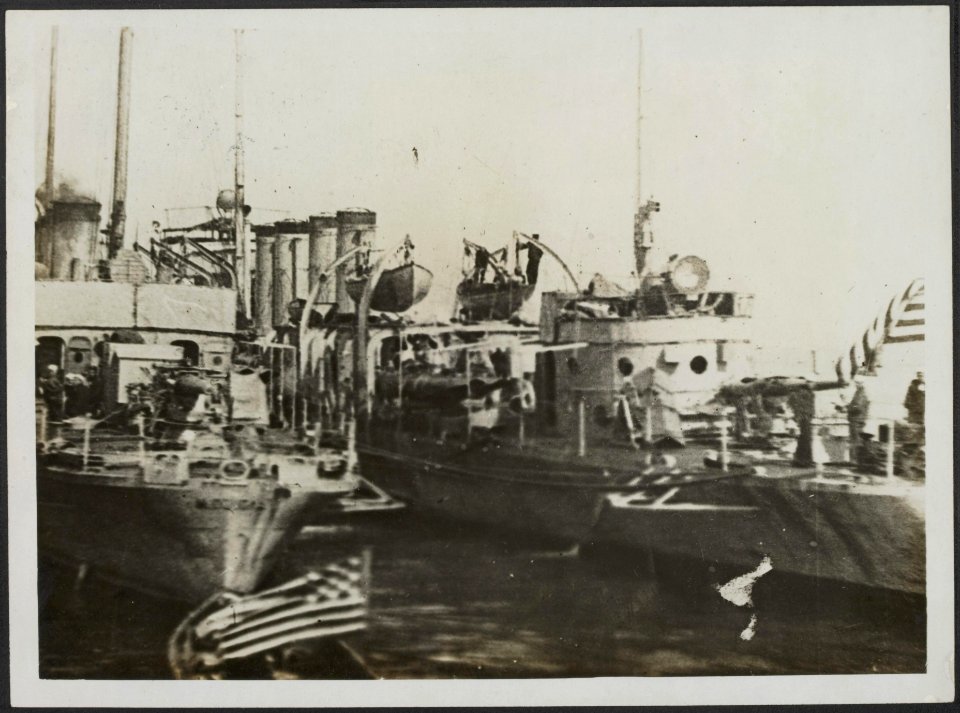 USA destroyers at their moorings, Bestanddeelnr 158-2430