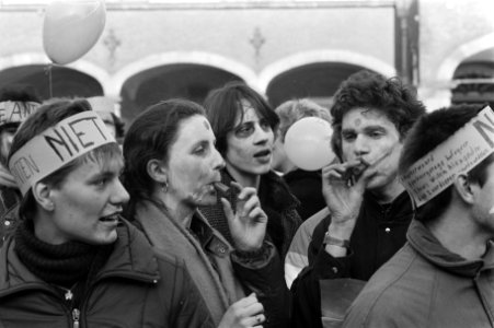 UCV met minister Deetman over de wet Wetenschappelijk Onderwijs demonstranten h, Bestanddeelnr 933-2472