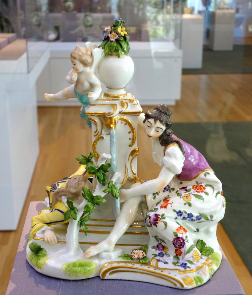 Two lovers in pursuit, Germany, Ludwigsburg, c. 1765, hard-paste porcelain - California Palace of the Legion of Honor - DSC07678