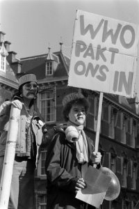 UCV met minister Deetman over de wet Wetenschappelijk Onderwijs demonstrerenden, Bestanddeelnr 933-2470