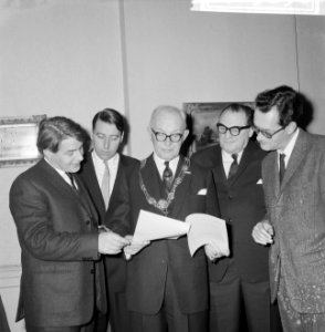 Uitreiking van de letterkundige prijzen van de Jan Campert-stichting door Burgem, Bestanddeelnr 918-5630