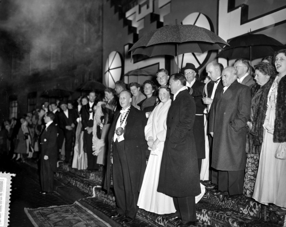 USC-lustrumspel. Met koningin Juliana , Prins Bernhard en Prinses Beatrix, Bestanddeelnr 907-8733