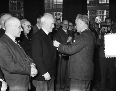 Uitreiking door burgemeester van Amsterdam Orde van Oranje Nassau aan Fred. Roes, Bestanddeelnr 905-7576