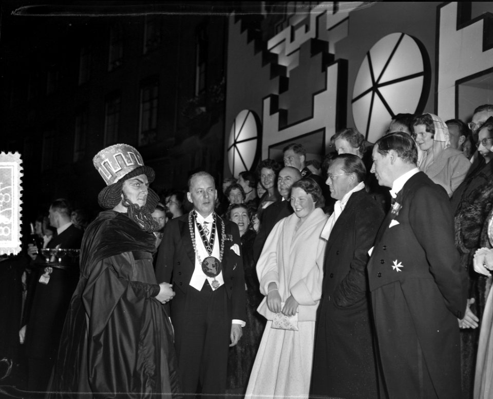 USC-lustrumspel. Met koningin Juliana , Prins Bernhard en Prinses Beatrix, Bestanddeelnr 907-8738