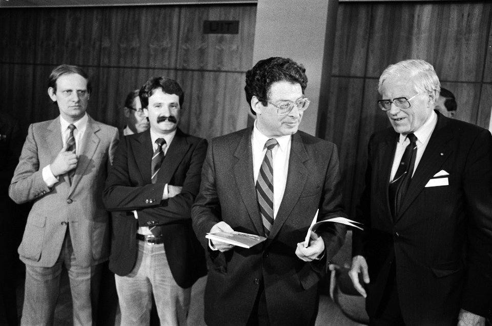 Uitreiking Kiezen en Delenprijs aan team van NOS jeugdjournaal door minister V, Bestanddeelnr 932-1693