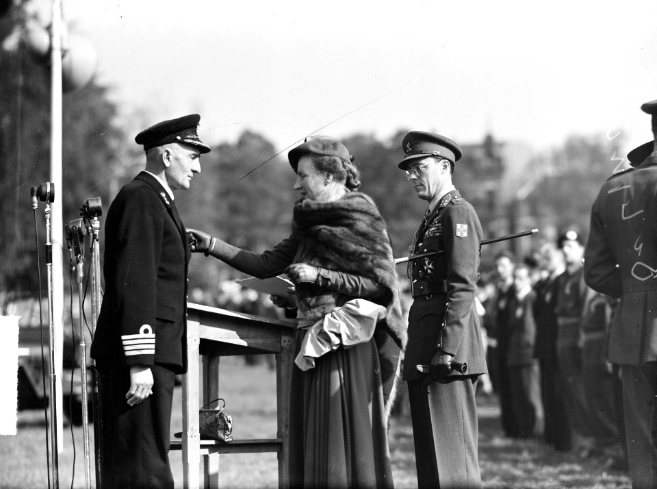 Uitreiking decoraties in Arnhem (Park Sonsbeek). Koningin Juliana spelt ondersch, Bestanddeelnr 903-0436