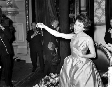 Uitreiking Theo Mann Bouwmeesterring aan Caro van Eyck in de Stadsschouwburg te , Bestanddeelnr 911-0873