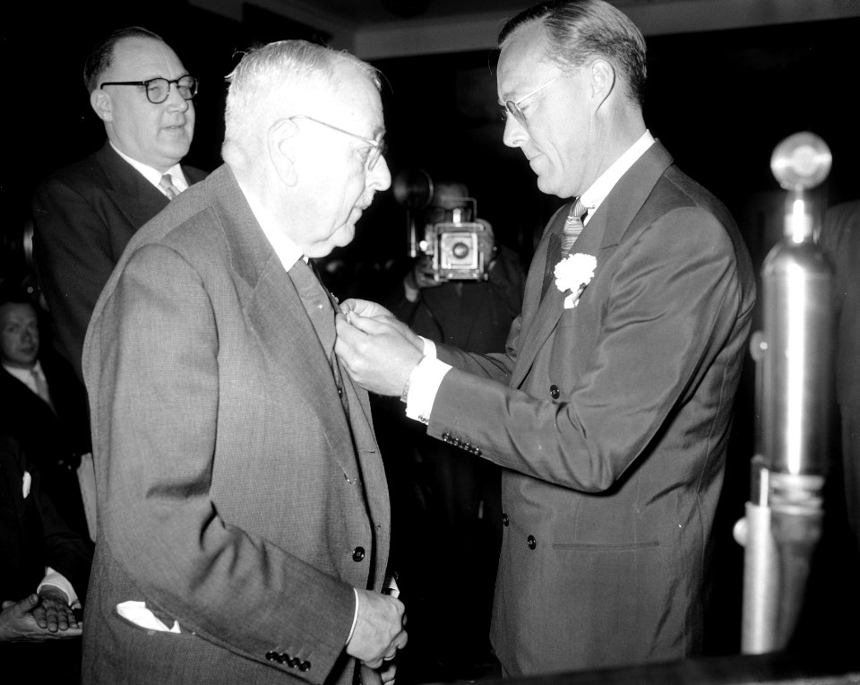 Uitreiking door Prins Bernhard Zilveren Anjers . Mr. Baron van Heemstra , Gelder, Bestanddeelnr 908-6981