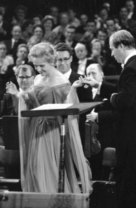 Uitreiking Edisons in Grand Gala Du Disque . Elisabeth Schwartzkopf zingt aria, Bestanddeelnr 912-9839