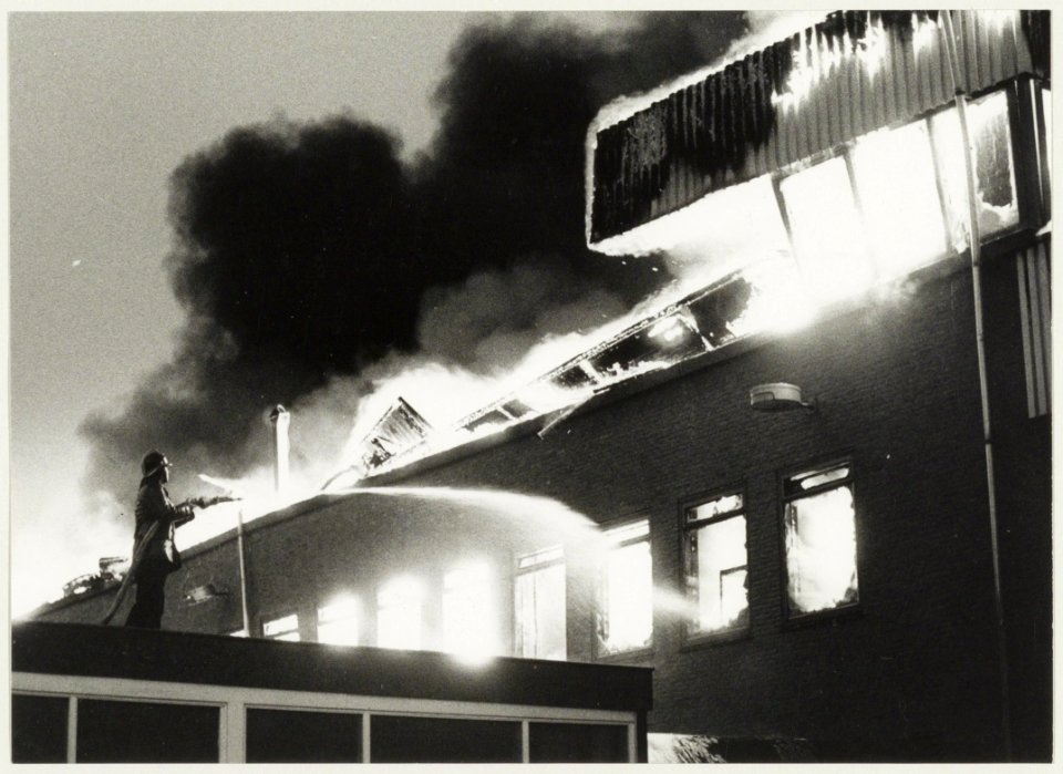 Uitslaande brand bij de grafische industrie Henkes-Holland aan de Oudeweg 147. NL-HlmNHA 1478 4457