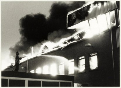 Uitslaande brand bij de grafische industrie Henkes-Holland aan de Oudeweg 147. NL-HlmNHA 1478 4457
